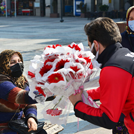 Yıldırımda çiçek kokulu 8 Mart: Sağlık çalışanları da unutulmadı