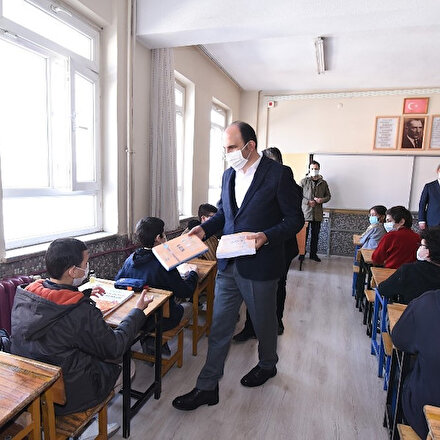 Konya Büyükşehir’den 8. sınıf öğrencilerine LGS çalışma kitabı