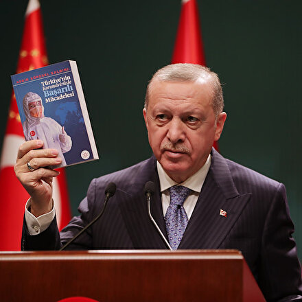 Cumhurbaşkanı Erdoğan, Türkiyenin Koronavirüsle Başarılı Mücadelesi kitabını takdim etti
