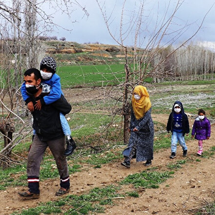 Fedakar baba engelli oğlunu sırtında taşıyarak okula götürüyor