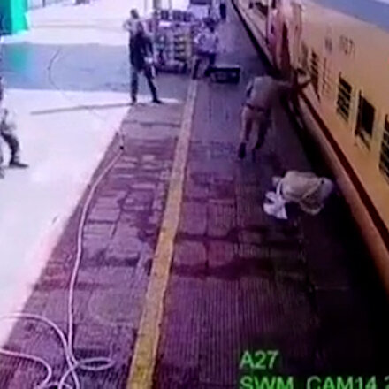 Hareket halindeki trenden düşen Hintliyi polis kurtardı