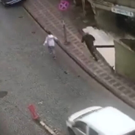 Eyüpsultan’da güpegündüz silahlı çatışma: Korku dolu anlar kamerada