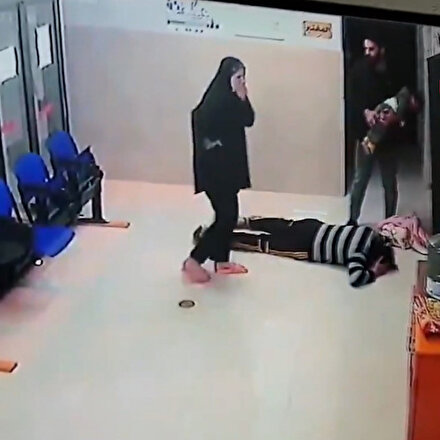 Filistinli baba, küçük çocuğunun hayatını kurtaran doktorun ayaklarına kapandı