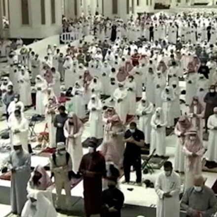 Kabe’de ilk teravih namazı koronavirüs önlemleri altında kılındı