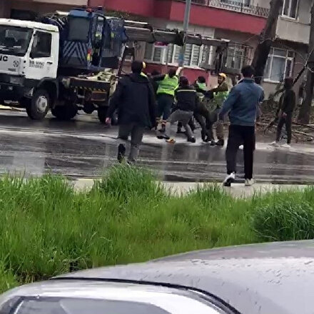 Sakaryada ağaç budayan şahsın vinç sepetinden atlayarak operatöre saldırdığı anlar kamerada