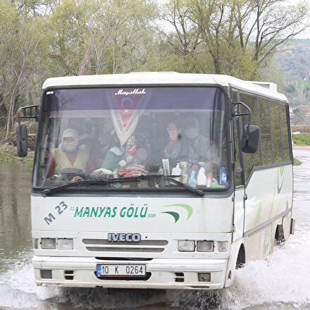 Balıkesirde su altında kalan köprüden geçen sürücülerin tehlike yolculuğu kamerada