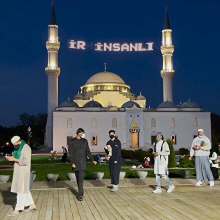 Amerika Diyanet Merkezinde ilk iftar sevinçle karşılandı