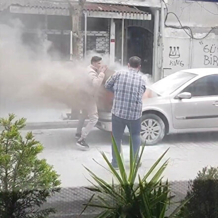 Beyoğlunda park halindeki otomobil alev alev yandı: Kaputu açan vatandaş parlayan alevden son anda kurtuldu