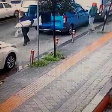 Yük indiren sürücünün araçtaki cep telefonunu çalan hırsız kamerada