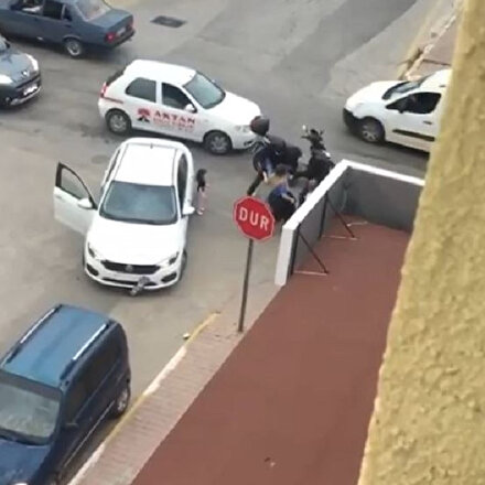 Antalyada tekme tokatlı kavgada küçük kızın korku dolu anları