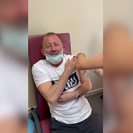 Sergen Yalçın çığlık çığlığa koronavirüs aşısı oldu, izleyenleri kahkahaya boğdu