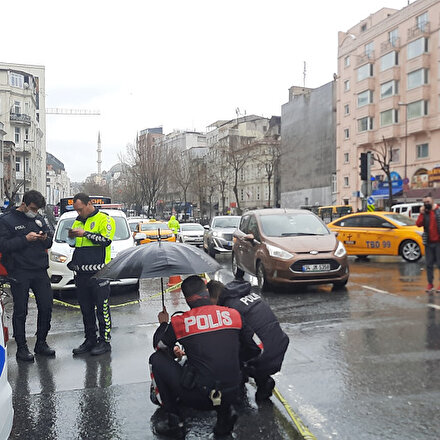 Beyoğlu polisinden örnek davranış: Yaralı kurye ıslanmasın diye şemsiye açtılar