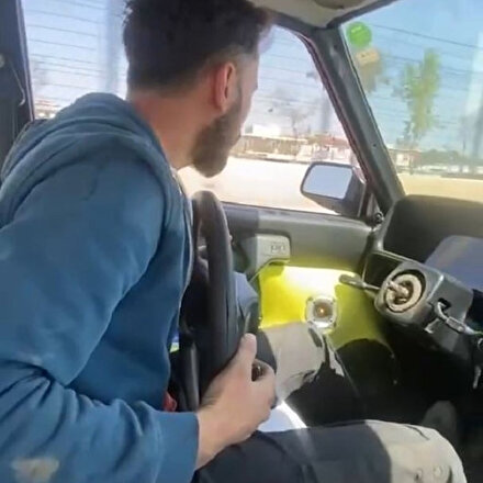 Hepsi TikTok için: Otomobilin direksiyonunu yerinden çıkartıp hem kendi hem de diğer sürücülerin canını hiçe saydı