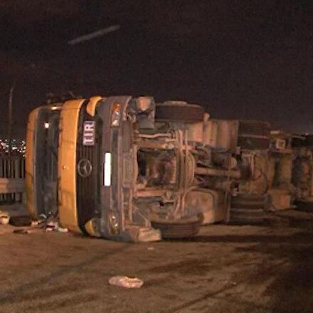 TEM otoyolunda hurda yüklü tır devrildi: 1 yaralı