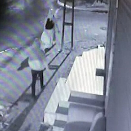 Yaşının iki katı suçu bulunan kapkaççı kamerada
