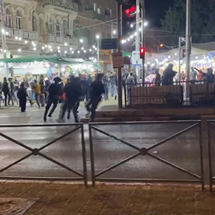 İsrail polisi teravih namazı sonrası Filistinli gençlere müdahale etti