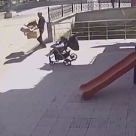 Kayan bebek arabası yola düşmeden son anda fark edildi