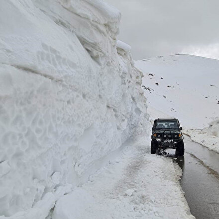 10 metre yüksekliğinde kar kütleleri temizlenerek yol ulaşıma açıldı