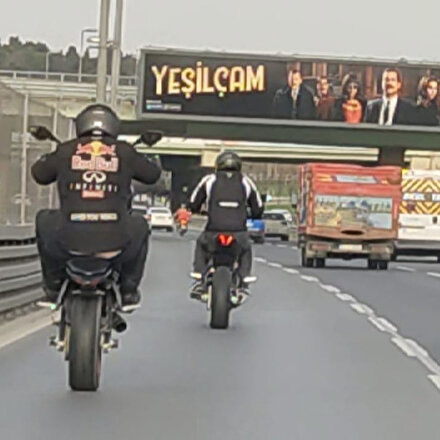 E-5’i boş buldular, motosikletleri ile şov yaptılar