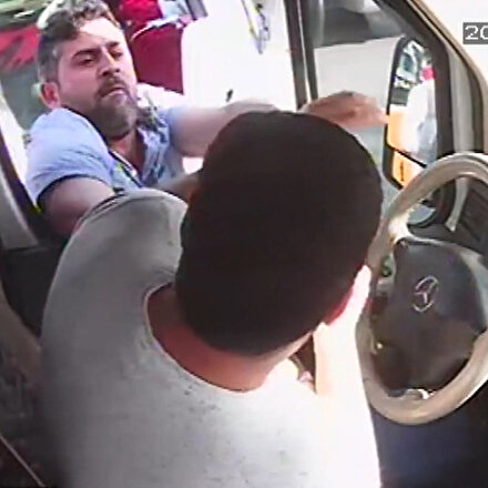 Minibüsçülerin hat kavgası araç içi kamerasına yansıdı