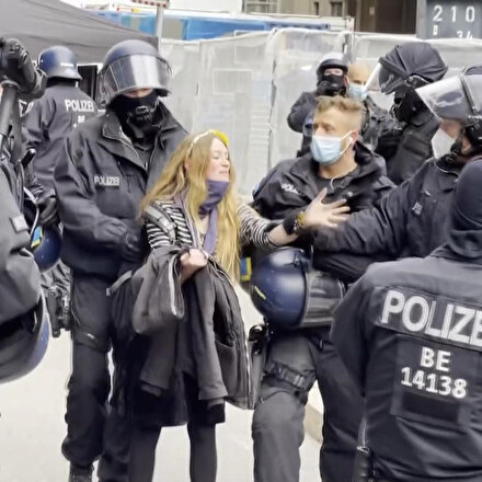 Almanyanın başkenti Berlinde toplanan göstericiler Kovid-19 tedbirlerini protesto etti