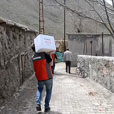 Sadakataşı Derneği, Bitliste 100 aileye kumanya ulaştırdı