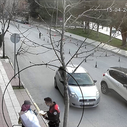 Polis gönülleri fethetti: İftarlıklarını kağıt toplayıcı kadın ve çocuklarına dağıttılar