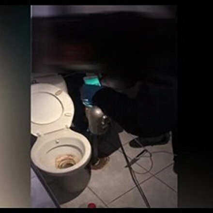 Polisi görünce banyo giderine döktüler: Ekipler uyuşturucuyu elektrikli süpürgeyle çekti