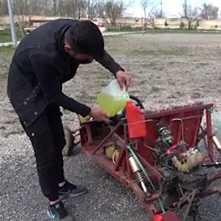 Vanda bir lise öğrencisi hurdadan topladığı malzemelerle araba yaptı