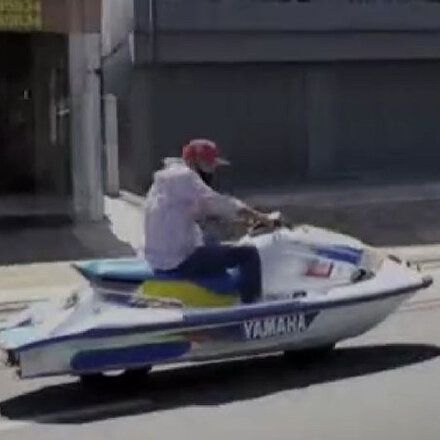 Jet ski ile otobana çıkan Taylandlı görenleri şaşırttı