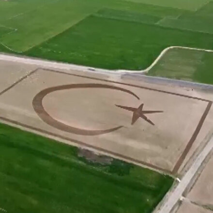 Kırşehirli çiftçi, traktörüyle tarlasına Türk bayrağını resmetti