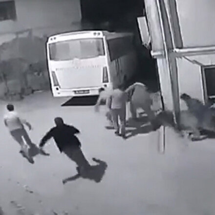 Bursada kısıtlamayı ihlal edenlerin jandarmadan kaçtıkları an kamerada