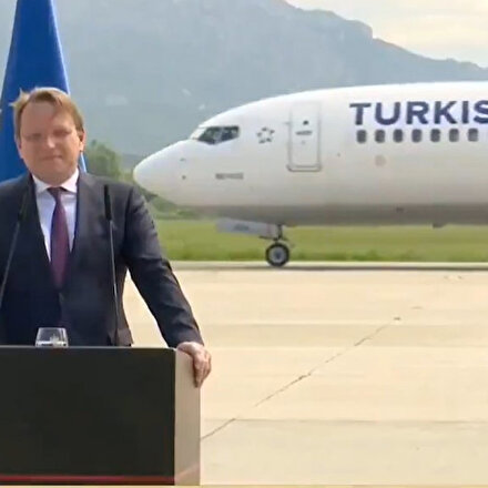 Arnavutlukta canlı yayınlanan basın toplasına THY damgası