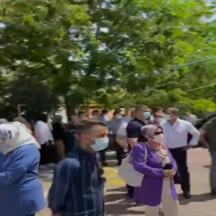 Kerkükte FETÖye ait okulun kalitesiz eğitimi ve yüksek ücretleri veliler tarafından protesto edildi