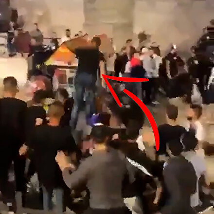 Filistinli gençten işgalci İsrail polisine uçan tekme