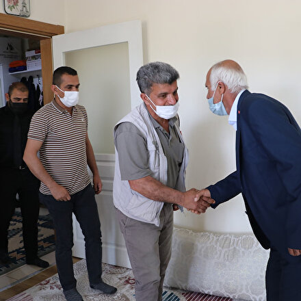 Evlat nöbetindeki ailelerden Gara şehidinin babasına bayram ziyareti