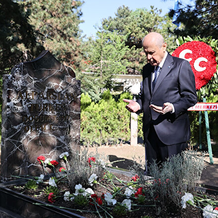Devlet Bahçeliden Türkeşin kabrine ziyaret