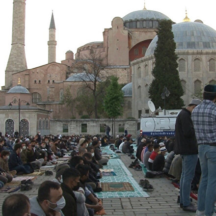 Ayasofyada 87 yıl sonra ilk Ramazan Bayramı namazı kılındı