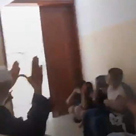 İşgalci İsrail tarafından evlerinin yakınına atılan bomba Filistinlileri korkutmadı