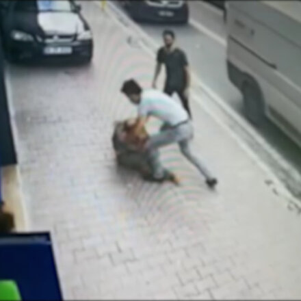 Çocuklardan zorla para isteyen kişi durumun fark edilmesiyle sokak ortasında dayak yedi
