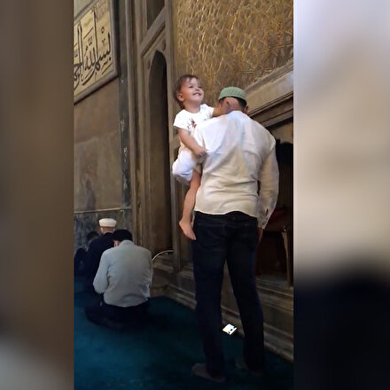 Ayasofya Camiinde yürekleri ısıtan görüntüler: Kıyamdaki babasının kucağından inmedi
