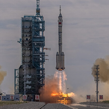 Çin uzay istasyonunu kuruyor: İlk mürettebatı taşıyan Shenzhou-12 başarıyla fırlatıldı