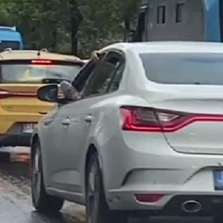 Ekipler bu görüntüyü affetmedi: Ayağını camdan çıkararak otomobil kullanan sürücüye para cezası kesildi