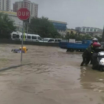 İkitellide göle dönen yol sürücüleri zorladı: Motosikletler suya gömüldü