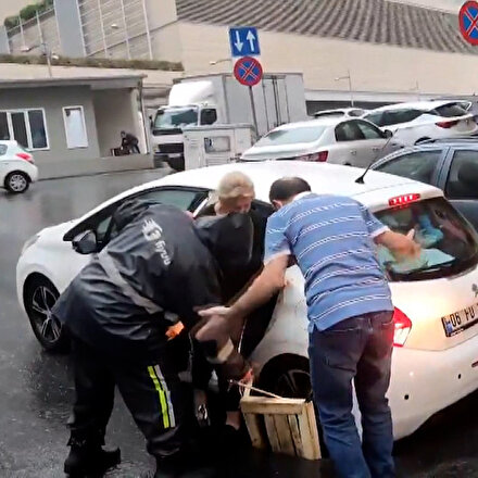 Şişlide iki aydır onarılmayan ve şikayet üzerine kumla doldurulan çukura otomobil düştü