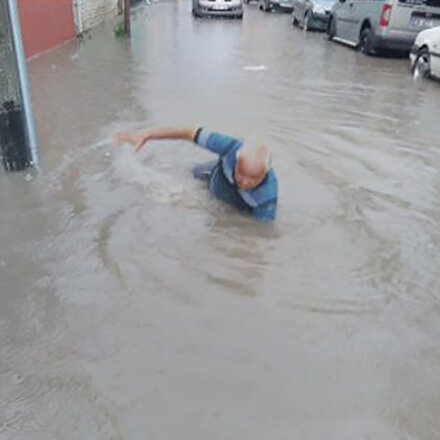En çok heykel olan şehirde sokaklar sele döndü
