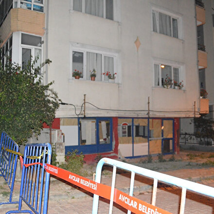 Avcılar’da kolonları çatlayan bina tedbir amacıyla boşaltıldı