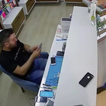 Bayburtta şişen telefon bataryası böyle patladı