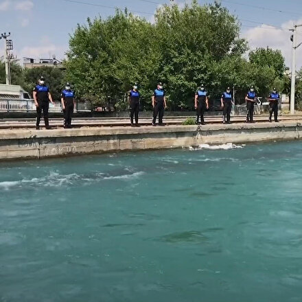 Adana polisi sulama kanalına giren çocukları ve gençleri uyardı: Sen yaşa diye biz buradayız