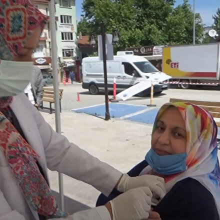 İlçe meydanındaki randevusuz aşılamadan vatandaş memnun: Allah devletimize zeval vermesin